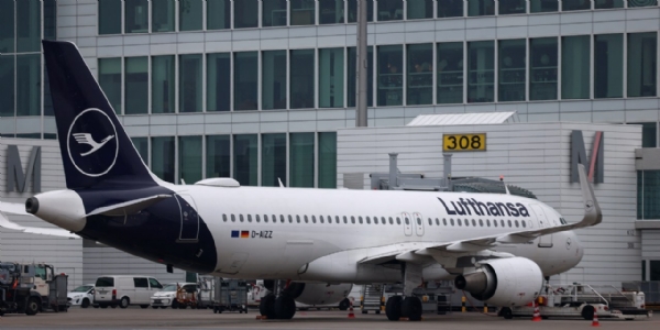 इंधन संकटामुळे युरोपमधील एअरलाईन कंपनी लुफ्थांसाचे २० हजार उड्डाणे रद्द
