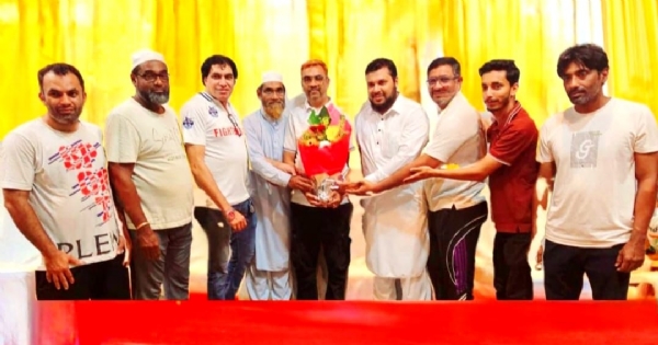 **मकसूद नजरी यांची उपजिल्हाध्यक्षपदी नियुक्ती; श्रीवर्धनमध्ये भव्य स्वागत**  श्रीवर्धन : शिवसेना बाळासाहेब ठाकरे (शिंदे गट) बांधकाम कामगार सेनेच्या रायगड जिल्हा उपजिल्हाध्यक्षपदी मकसूद नजरी यांची नियुक्ती करण्यात आली आहे. महाराष्ट्र राज्याध्यक्ष प्रीतम सुभाष धारिया आणि रायगड जिल्हाध्यक्ष निलेश लक्ष्मण पवडमल यांच्या हस्ते त्यांना नियुक्तीपत्र प्रदान करण्यात आले. या निवडीबद्दल श्रीवर्धन येथे मुस्लिम बांधवांच्या वतीने भव्य स्वागत सोहळ्याचे आयोजन करण्यात आले.  शिवसेना बांधकाम कामगार सेनेच्या वतीने नुकतेच अधिकृत नियुक्तीपत्र जाहीर करण्यात आले असून ही नियुक्ती बाळासाहेब ठाकरे यांच्या विचारधारेनुसार तसेच मुख्यमंत्री एकनाथ शिंदे यांच्या मार्गदर्शनाखाली करण्यात आल्याचे सांगण्यात आले. या पदाचा कार्यकाळ दोन वर्षांचा आहे.  नियुक्तीनंतर आयोजित स्वागत सोहळ्यात नवनिर्वाचित उपजिल्हाध्यक्ष मकसूद नजरी यांचा पुष्पगुच्छ देऊन सत्कार करण्यात आला. या कार्यक्रमाला डॉ. दानिश लांबे, मौलाना रियाज काझी, माजी नगराध्यक्ष फैसल हुर्जुक, मुदस्सर जमादार, इस्माईल मुंशी, इमरान मुंशी, सिरत हुर्जुक, राजी नाझीर आदी मान्यवर उपस्थित होते.  उपस्थितांनी नजरी यांना पुढील वाटचालीसाठी शुभेच्छा देत कामगारांच्या हक्कांसाठी ठामपणे काम करण्याचे आवाहन केले. तसेच शासनाच्या विविध योजनांचा लाभ कामगारांपर्यंत पोहोचवण्यासाठी सक्रिय राहण्याची अपेक्षा व्यक्त करण्यात आली.  यावेळी मकसूद नजरी यांनी सर्वांचे आभार मानून संघटनेच्या वाढीसाठी आणि कामगारांच्या हितासाठी निष्ठेने कार्य करण्याचा निर्धार व्यक्त केला. त्यांच्या नियुक्तीबद्दल सर्व स्तरांतून अभिनंदनाचा वर्षाव होत आहे.