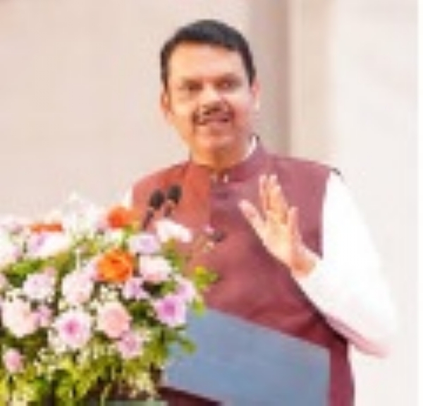 **रायगडमध्ये ३८५ रुग्णांना ३.३५ कोटींची मदत; मुख्यमंत्री सहाय्यता निधी ठरला ‘आधार’**  रायगड, दि.२२ : शासनाच्या विविध आरोग्य योजनांमधून मदत न मिळालेल्या गरजू रुग्णांसाठी मुख्यमंत्री वैद्यकीय सहाय्यता निधी मोठा आधार ठरत असून, रायगड जिल्ह्यात आर्थिक वर्षात ३८५ रुग्णांना सुमारे ३ कोटी ३५ लाख रुपयांची वैद्यकीय मदत वितरित करण्यात आली आहे.  मुख्यमंत्री देवेंद्र फडणवीस यांच्या पुढाकारातून या निधीच्या कार्यपद्धतीत महत्त्वपूर्ण बदल करण्यात आले आहेत. जिल्हा कक्षाची स्थापना, पेपरलेस अर्ज प्रक्रिया आणि अर्जांचा तातडीने निपटारा यामुळे मदत वितरणाची प्रक्रिया अधिक गतिमान व पारदर्शक झाली आहे. तसेच सामंजस्य करार आणि क्राउड फंडिंगच्या माध्यमातून विविध रुग्णालये, संस्था व दाते यांचे सहकार्य मिळत आहे.  या निधीतून कॉक्लियर इम्प्लांट, हृदय, किडनी, यकृत, फुफ्फुस प्रत्यारोपण, कर्करोग उपचार, डायालिसिस, मेंदूचे आजार, अपघातग्रस्त रुग्ण अशा एकूण २० गंभीर आजारांसाठी आर्थिक सहाय्य दिले जाते. त्यामुळे अनेक रुग्णांना वेळेत उपचार मिळून जीवनदान मिळत आहे.  दरम्यान, बालकांच्या कर्करोग उपचारासाठी मुख्यमंत्री सहाय्यता निधी कक्ष, बीपीसीएल फाऊंडेशन आणि टाटा मेमोरियल सेंटर यांच्यात सामंजस्य करार करण्यात आला असून, सीएसआर अंतर्गत निधी उपलब्ध होणार आहे. यामुळे गरजू बालकांना गुणवत्तापूर्ण उपचार सुलभ होणार आहेत.  १ एप्रिल २०२५ ते ३१ मार्च २०२६ या कालावधीत राज्यभरातील ४० हजार ७७६ रुग्णांना ३३३ कोटींपेक्षा अधिक मदत देण्यात आली आहे. या पार्श्वभूमीवर रायगड जिल्ह्यातील मदतीचा वेगही लक्षणीय वाढला आहे.  अधिक माहितीसाठी व सहाय्यासाठी रुग्णांनी १८०० १२३ २२११ या टोल-फ्री क्रमांकावर संपर्क साधावा, असे आवाहन कक्ष प्रमुख रामेश्वर नाईक यांनी केले आहे.