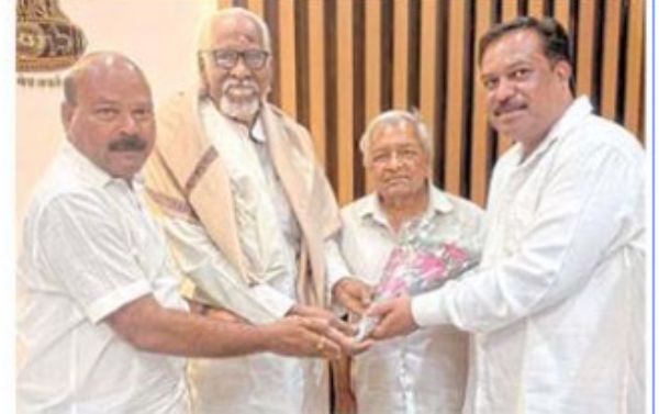 पद्मश्री शंकरबाबा पापळकर यांची चिखलदरा पालिकेला भेट नगराध्यक्ष शेख अब्दुल शेख हैदर यांच्याशी विविध मुद्द्यांवर चर्चा