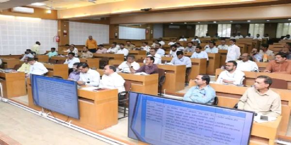 रेल्वेचे काम युद्धपातळीवर पूर्ण करून १५ ऑगस्टपर्यंत पुणे-परळी रेल्वे सुरू झाली पाहिजे