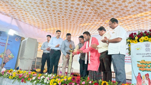 मिलेट महोत्सवाचे उद्घाटन  करताना विभागीय कृषी सहसंचालक बसवराज मास्तोळी