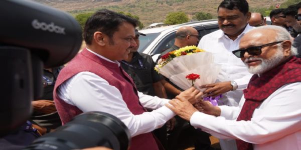 उद्धव ठाकरे आणि मी उघडपणे भेटू - फडणवीस