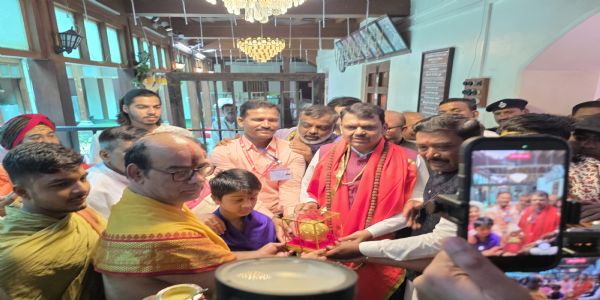 मुख्यमंत्र्यांनी घेतले त्र्यंबकेश्वराचे दर्शन