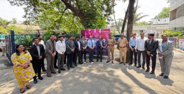 **रस्ते सुरक्षेला चालना; न्यूईरा हॉस्पिटलकडून नवी मुंबई पोलिसांना २०० बॅरीकेट्स**  नवी मुंबई : वाढत्या रस्ते अपघातांच्या पार्श्वभूमीवर रुग्णांना ‘गोल्डन अवर’मध्ये त्वरित उपचार मिळावेत आणि वाहतूक नियंत्रण अधिक प्रभावी व्हावे यासाठी वाशी येथील न्यूईरा हॉस्पिटलने महत्त्वपूर्ण पाऊल उचलले आहे. हॉस्पिटलतर्फे नवी मुंबई पोलिसांना २०० बॅरीकेट्सचे वितरण करण्यात आले असून, या उपक्रमामुळे शहरातील रस्ते सुरक्षेला मोठी चालना मिळणार आहे.  वाशी पोलीस ठाण्यात आयोजित कार्यक्रमात वरिष्ठ पोलीस निरीक्षक शशिकांत चांदेकऱ यांच्या उपस्थितीत हे बॅरीकेट्स पोलिसांकडे सुपूर्द करण्यात आले. यावेळी संबंधित अधिकारी तसेच हॉस्पिटलचे प्रतिनिधी उपस्थित होते. वाहतूक नियंत्रण अधिक शिस्तबद्ध करण्यासाठी आणि अपघातप्रवण ठिकाणी सुरक्षा वाढवण्यासाठी या बॅरीकेट्सचा वापर करण्यात येणार आहे.  दरम्यान, न्यूईरा हॉस्पिटलने नुकतेच अत्याधुनिक ‘पॉली ट्रॉमा केअर सेंटर’ सुरू केले आहे. अपघात, स्ट्रोक किंवा गंभीर दुखापतींच्या रुग्णांना तातडीने उपचार देण्यासाठी हे केंद्र सज्ज आहे. येथे ‘ट्रायज’ प्रणालीद्वारे रुग्णांच्या प्रकृतीनुसार प्राधान्यक्रम ठरवून उपचार केले जातात, ज्यामुळे उपचारातील विलंब टाळण्यास मदत होते.  या सेंटरच्या उद्घाटन प्रसंगी सहपोलीस आयुक्त संजय येनपुरे (आयपीएस) यांची प्रमुख उपस्थिती होती. तसेच विविध तज्ज्ञ डॉक्टरांची टीम २४ तास उपलब्ध असून, अत्याधुनिक वैद्यकीय सुविधा येथे रुग्णांसाठी उपलब्ध करून देण्यात आल्या आहेत.  “आपत्कालीन परिस्थितीत वेळेचे महत्त्व लक्षात घेऊन रुग्णांना त्वरित आणि योग्य उपचार मिळावेत, हा आमचा मुख्य उद्देश आहे. तसेच रस्ते सुरक्षेसाठी पोलिसांना सहकार्य करणे ही आमची सामाजिक जबाबदारी आहे,” असे मत डॉ. सुनील कुट्टी यांनी व्यक्त केले.  एकूणच, आरोग्यसेवा आणि सामाजिक बांधिलकी यांचा समतोल राखत न्यूईरा हॉस्पिटलचा हा उपक्रम नवी मुंबईतील नागरिकांसाठी दिलासादायक ठरणार आहे.