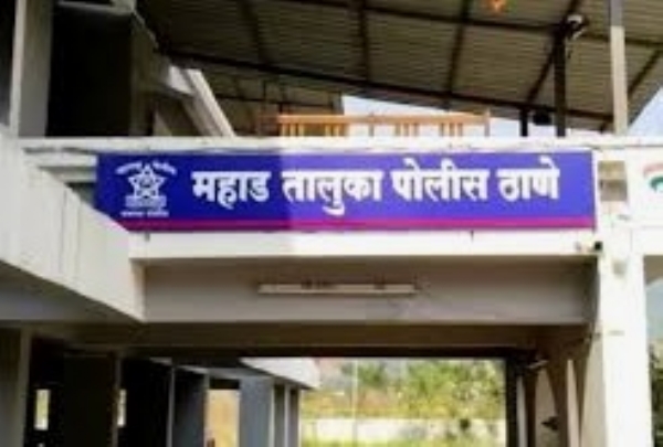 **ट्रिपल सीट आणि हेल्मेटचा अभाव ठरला जीवघेणा; महाडमध्ये अपघातात चालकाचा बळी**  महाड : ट्रिपल सीट प्रवास आणि हेल्मेट न वापरण्याच्या निष्काळजीपणामुळे महाडमध्ये एका दुचाकी अपघातात चालकाचा मृत्यू झाल्याची दुर्दैवी घटना घडली असून दोघेजण जखमी झाले आहेत. या घटनेमुळे वाहतूक नियमांकडे होणारे दुर्लक्ष पुन्हा एकदा समोर आले आहे.  महाड (एमआयडीसी) पोलीस ठाणे हद्दीत २५ एप्रिल २०२६ रोजी सायंकाळी सुमारे ४ वाजण्याच्या सुमारास काळीजकोंड गावाजवळ पिरॅमल कंपनीसमोरील रस्त्यावर हा अपघात झाला. पॅशन प्रो (क्रमांक MH 06 BA 2843) या दुचाकीवर चालकासह तिघे जण ट्रिपल सीट प्रवास करत होते. विशेष म्हणजे तिघांपैकी कोणीही हेल्मेट घातलेले नव्हते.  दरम्यान, रस्त्याची परिस्थिती लक्षात न घेता भरधाव व निष्काळजीपणे वाहन चालवित असताना मोटारसायकल घसरून पडली. या अपघातात चालकाला गंभीर दुखापत होऊन त्याचा मृत्यू झाला, तर मागे बसलेल्या दोघांना दुखापती झाल्या.  या प्रकरणी महाड (एमआयडीसी) पोलीस ठाण्यात गुन्हा क्रमांक ३३/२०२६ नोंद करण्यात आला असून मोटार वाहन अधिनियम १९८८ चे कलम १८४, १२८, १२९ तसेच भारतीय न्याय संहिता २०२३ अंतर्गत कलम १०६(१), २८१ अन्वये गुन्हा दाखल करण्यात आला आहे. पुढील तपास पोलीस हवालदार प्रवीण राठोड करीत आहेत.  या घटनेतून स्पष्ट होते की, ट्रिपल सीट प्रवास आणि हेल्मेटचा अभाव हे केवळ नियमभंग नसून जीवघेणे ठरू शकते. त्यामुळे वाहनचालकांनी वाहतूक नियमांचे काटेकोर पालन करणे अत्यावश्यक आहे.