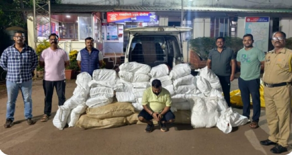 जप्त केलेल्या गुटख्यासह आरोपी