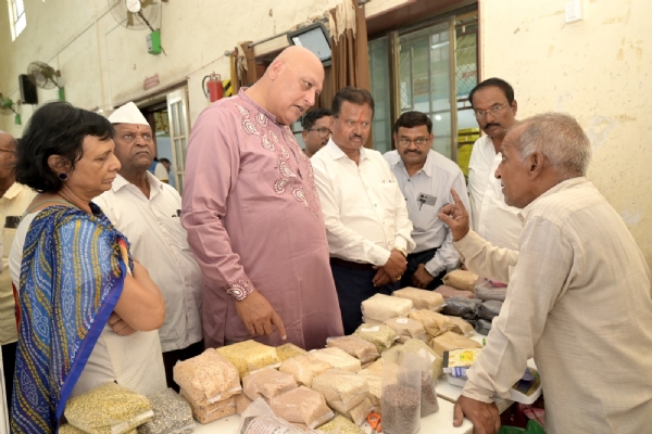 अभिनेते राहूल सोलापूरकर यांनी  मिलेट व फळ उत्पादकांच्या स्टॉलला भेट दिली