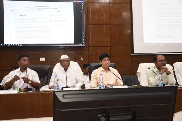 दिशा कमिटी बैठकीत आढावा घेतांना मान्यवर