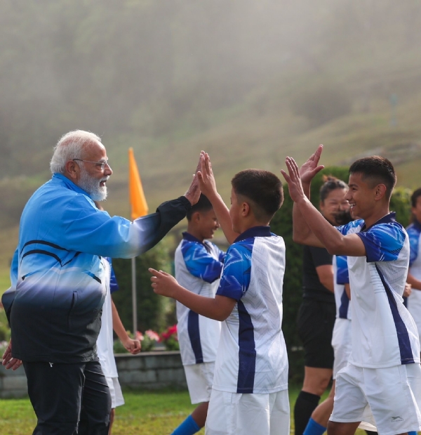गंगटोकमध्ये पंतप्रधान मोदींनी तरुणांसोबत घेतला फुटबॉल खेळण्याचा आनंद