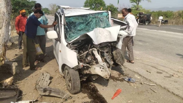 Three members of a family die after car hits tree on Warud-Morshi highway