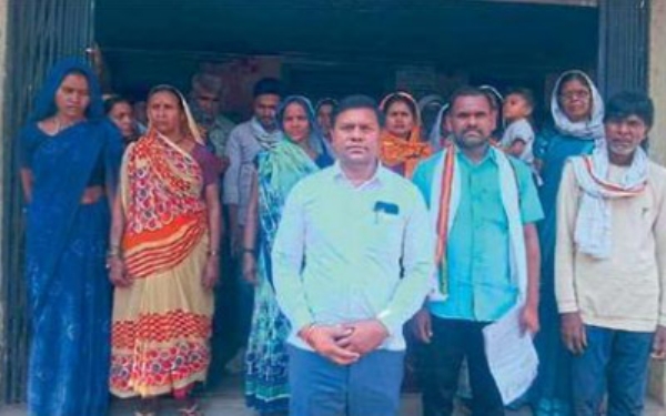 कढाव ग्रामस्थांचा पंचायत समितीवर मोर्चा महिलांचा आक्रमक पवित्रा, अधिकारी गैरहजर असल्याने संताप