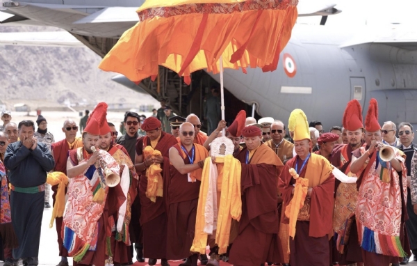 लेह विमानतळावर विशेष विमानांतून भगवान बुद्धांचे पवित्र अवशेषांचे स्वागत