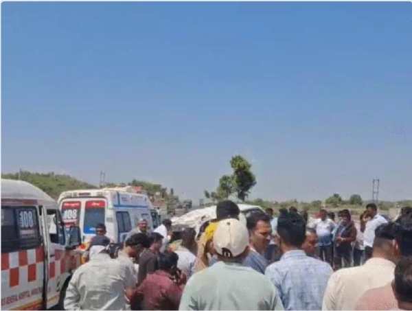 Gj Luxury Bus Collides Car Sabarkantha 6 Dead 8 Injured