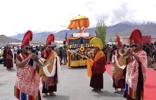 भगवान बुद्धांचे पवित्र अवशेष घेऊन जाणारी मिरवणूक, फुलांनी सजलेल्या मार्गावरून मार्गक्रमण