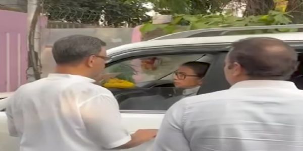 ममता बॅनर्जीकडून भवानीपूरमधील मतदान केंद्रांची पाहणी, निवडणूक आयोगावर गंभीर आरोप