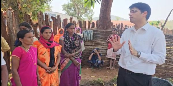 बीनागुंडा-लाहेरीत प्रथमच जिल्हाधिकाऱ्यांचा नागरिकांशी थेट संवाद