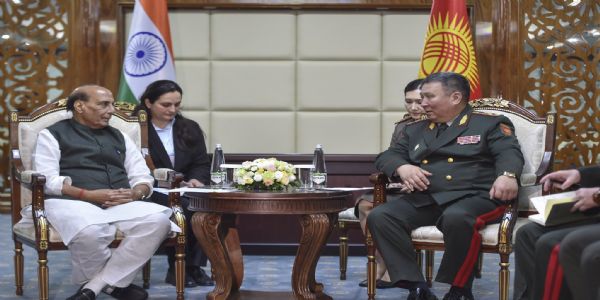 एससीओ परिषदेत भारत-चीन संवादाला गती; राजनाथ सिंह यांची बहुपक्षीय बैठक