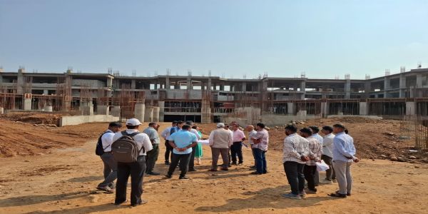 कोल्हापूर : जिल्हाधिकाऱ्यांकडून शेंडा पार्क परिसराची पाहणी