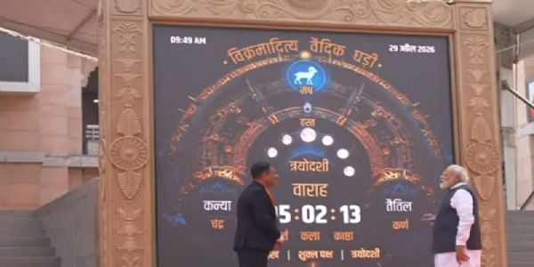 पंतप्रधानांनी काशी विश्वनाथ मंदिरात जगातील पहिल्या ‘विक्रमादित्य वैदिक घड्याळा’चे केले अवलोकन