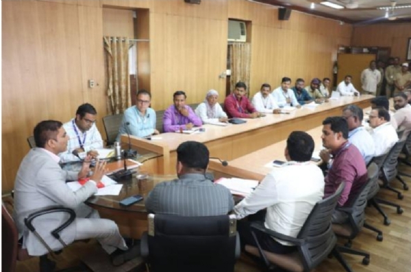 आरोग्य निरीक्षक व मुकादमांची आढावा बैठक