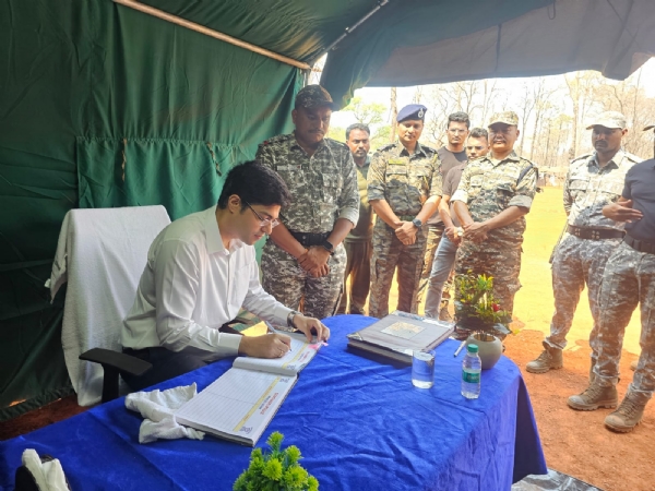 जिल्हा धिकारी पांडा यांची पोलीस अधिकाऱ्यांसोबत चर्चा