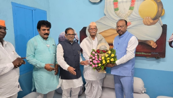 पद्मश्री जाहीर झाल्याबद्दल जनार्दन बोथे गुरुजींचा पालकमंत्री चंद्रशेखर बावनकुळे यांच्या हस्ते  सन्मान