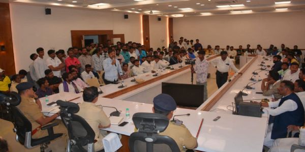 लातूर - डॉ. बाबासाहेब आंबेडकर जयंतीनिमित्त शांतता समितीची व्यापक बैठक संपन्न