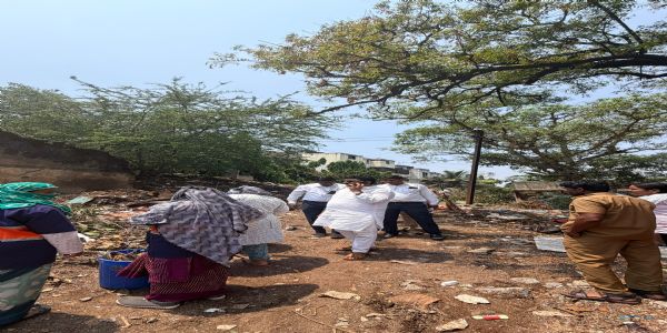 पावसामुळे उद्भवलेली परिस्थिती पूर्ववत करण्यासाठी उपमहापौर वाडेकर उतरले रस्त्यावर