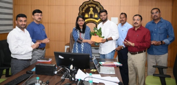 महानगरपालिका आयुक्त सौम्या शर्मा चांडक  यांच्या हस्ते संगणक विभाग प्रमुख सिस्टीम मॅनेजर अमित डेंगरे यांचा गौरव