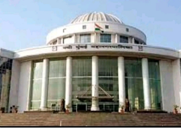 **सेवानिवृत्ती वय ६० चा प्रस्ताव फेटाळला; नवी मुंबई महापालिकेत ५८ वर्षेच कायम**  **पनवेल | प्रतिनिधी** नवी मुंबई महापालिकेतील अधिकारी व कर्मचाऱ्यांच्या सेवा निवृत्तीचे वय ५८ वरून ६० वर्षे करण्याचा प्रस्ताव राज्य शासनाने फेटाळून लावल्याने आता कर्मचाऱ्यांचे निवृत्ती वय अठ्ठावन्नच कायम राहणार आहे. नगरविकास विभागाच्या या निर्णयामुळे महापालिका प्रशासनासह कर्मचारी वर्गाला मोठा धक्का बसला आहे.  महापालिकेच्या स्थायी समितीने नव्याने तयार केलेल्या सेवा विनियमात अधिकारी व कर्मचाऱ्यांचे निवृत्ती वय ६० वर्षे करण्याचा प्रस्ताव ठेवण्यात आला होता. हा प्रस्ताव २० मार्च रोजी झालेल्या सर्वसाधारण सभेत बहुमताने मंजूर करण्यात आला होता. मात्र या प्रस्तावावर प्रशासनाने त्यावेळी स्पष्ट भूमिका घेतली नव्हती.  दरम्यान, या प्रस्तावासाठी राज्य शासनाची पूर्वपरवानगी घेण्यात आलेली नसल्याचे तसेच तयार करण्यात आलेले सेवा विनियम विद्यमान कायदे व शासन नियमांशी विसंगत असल्याचे निदर्शनास आले. यामुळे महापालिका प्रशासनाने शासनाकडे मार्गदर्शन मागितले होते. त्यानुसार नगरविकास विभागाने महाराष्ट्र महानगरपालिका अधिनियमातील तरतुदींचा आधार घेत हा ठराव प्रथमदर्शनी निलंबित केला आहे.  प्रस्ताव मंजूर झाल्यानंतर महापालिकेतील अधिकारी व कर्मचाऱ्यांमध्ये आनंदाचे वातावरण होते. मात्र शासनाच्या निर्णयामुळे त्यांच्या अपेक्षांवर पाणी फिरले आहे. येत्या सहा महिन्यांत मोठ्या संख्येने कर्मचारी सेवानिवृत्त होणार असल्याने प्रशासनावर त्याचा परिणाम होण्याची शक्यता व्यक्त केली जात आहे.  दरम्यान, हा प्रस्ताव सभागृह नेते सागर नाईक यांनी मांडला होता. प्रस्ताव फेटाळल्यामुळे सत्ताधारी भाजपला मोठा राजकीय धक्का बसल्याची चर्चा आहे. यावर प्रतिक्रिया देताना सागर नाईक यांनी, “या निर्णयाविरोधात आम्ही न्यायालयाचा दरवाजा ठोठावू,” असा इशारा दिला आहे.  या घडामोडींमुळे नवी मुंबईतील राजकारणात नव्या वादाला तोंड फुटण्याची चिन्हे दिसत आहेत.