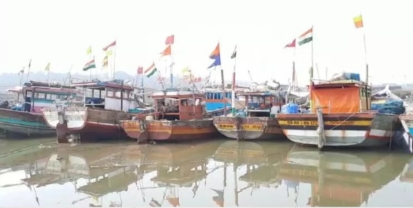 Boats stranded in Raigad for a month; Financial crisis looms over fishermen