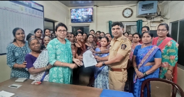 **“चोर मोकाट, पोलीस कुठे?” – महिलांचा संतप्त सवाल** **महिला मंडळाचे पोलिसांकडे निवेदन; तात्काळ कारवाईची मागणी**  **श्रीवर्धन | दि. ०२ एप्रिल (प्रतिनिधी)** श्रीवर्धन शहरात वाढत्या चोरीच्या घटनांमुळे नागरिकांमध्ये भीतीचे वातावरण पसरले असून “चोर मोकाट, पोलीस कुठे?” असा संतप्त सवाल येथील महिला मंडळाने उपस्थित केला आहे. शहरातील विविध भागांत संशयितांचा वाढता वावर आणि घरफोड्यांच्या घटनांच्या पार्श्वभूमीवर महिला मंडळाने श्रीवर्धन पोलीस ठाण्याकडे निवेदन देत तात्काळ कारवाईची मागणी केली आहे.  नगरपरिषद हद्दीतील गुरवआळी, पोतदारचाळ, धोंडगल्ली व साळीवाडा या भागांत गेल्या काही दिवसांपासून चोरट्यांचा सुळसुळाट वाढला आहे. सुमारे १५ दिवसांपूर्वी तालुक्यात तीन ठिकाणी घरफोडीच्या घटना घडून दागिने व रोख रक्कम लंपास करण्यात आली होती. या प्रकरणांची नोंद पोलीस ठाण्यात झाली असली, तरी अद्याप गुन्ह्यांचा उलगडा झालेला नाही, यामुळे नागरिकांमध्ये असंतोष वाढला आहे.  दरम्यान, गेल्या आठवड्यात गुरवआळी परिसरात मध्यरात्री १ ते २ वाजण्याच्या सुमारास एका संशयित इसमाला हातात लोखंडी सळी घेऊन फिरताना काही नागरिकांनी पाहिले. तसेच दि. १ एप्रिल रोजी रात्री उशिरा २ ते ४ इसम चेहऱ्यावर मास्क लावून फिरताना दिसून आल्याने भीतीचे वातावरण अधिकच तीव्र झाले आहे. काही ठिकाणी घरांच्या दरवाजांवर ठोके मारण्याचे प्रकारही घडत असल्याची माहिती महिलांनी दिली.  या घटनांमुळे महिला व ज्येष्ठ नागरिकांमध्ये असुरक्षिततेची भावना वाढली असून अनेकांनी रात्री सतर्क राहण्यास सुरुवात केली आहे. महिला मंडळाने सीसीटीव्ही फुटेजची तपासणी करून संशयितांचा शोध घ्यावा, गस्त वाढवावी व दोषींवर कडक कारवाई करावी, अशी मागणी केली आहे.  “वेळेत कारवाई न झाल्यास गंभीर घटना घडण्याची शक्यता आहे,” असा इशारा देत परिसर भयमुक्त करण्याची मागणी महिलांनी केली. यावेळी नगरसेवक तथा विरोधी पक्षनेते संतोष (पिंट्या) वेश्विकर यांच्यासह सुमारे ५० ते ६० महिला उपस्थित होत्या.