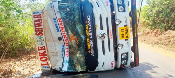 Boxside trailer overturns near Sakalap; Driver injured, tourist narrowly escapes