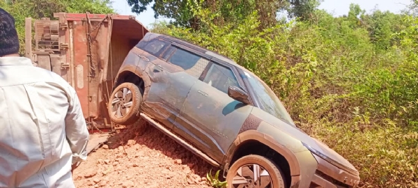 Boxside trailer overturns near Sakalap; Driver injured, tourist narrowly escapes