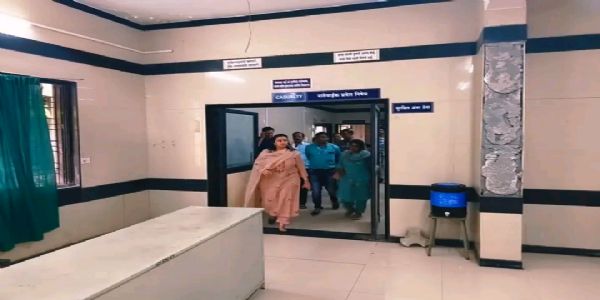 छ. संभाजीनगर - जिल्हाधिकाऱ्यांची दिव्यांग पुनर्वसन केंद्राला भेट