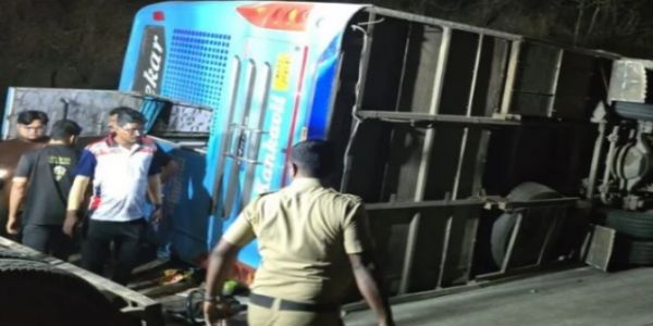 रायगड : बस उलटली; एकाचा मृत्यू, अनेक जखमी