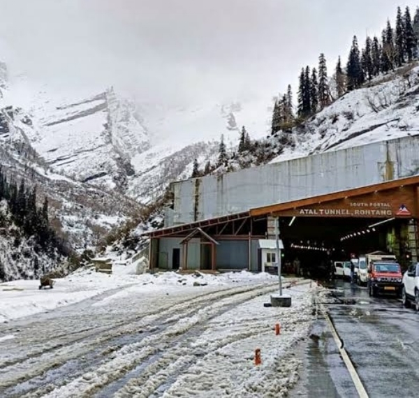 अटल टनल रोहतांगजवळ हिमस्खलन; सुदैवाने जीवितहानी टळली
