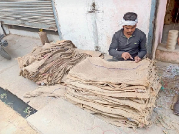 बारदाना नसल्या कारणाने हरभरा खरेदी मंद गतीने बारदाना नसल्या कारणाने हरभरा खरेदी मंद गतीने