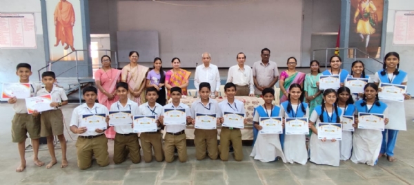 मनाचे श्लोक स्पर्धेतील सहभागी आणि विजेते विद्यार्थी