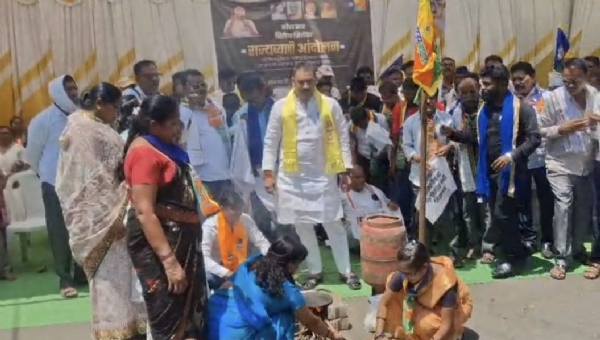 सिलेंडर टंचाईविरोधात वंचित बहुजन आघाडीचे चुल पेटवून आंदोलन जिल्हाधिकारी कार्यालयासमोर घोषणाबाजी; तातडीने गॅस पुरवठा सुरळीत करण्याची मागणी