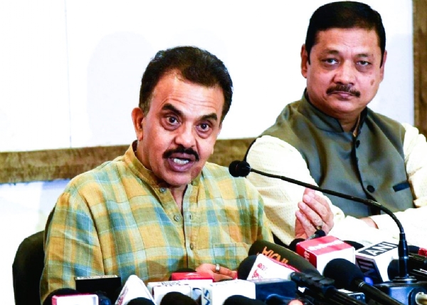 संजय निरूपम पत्रकार परिषदेला संबोधित करताना शेजारी ज्येष्ठ पत्रकार ब्रह्माशंकर त्रिपाठी