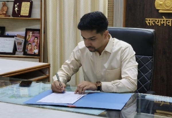 अमरावती जिल्हा परिषदेच्या मुख्य कार्यकारी अधिकारी पदी सत्यम गांधी रुजू; संजीता महापात्र यांची सांगली मनपा आयुक्त पदी बदली