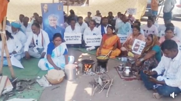 गॅस टंचाईविरोधात वंचित बहुजन आघाडीचे चुलीवर स्वयंपाक करून अनोखे आंदोलन; प्रशासनाचे वेधले लक्ष
