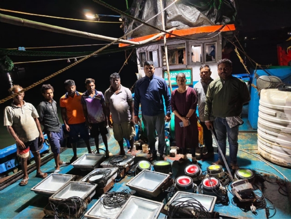 कारवाई केलेल्या मच्छीमारी नौकेसह मत्स्यव्यवसाय विभागाचे अधिकारी