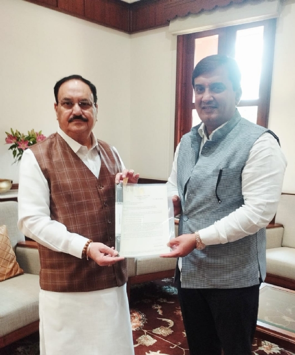 खा. धनंजय महाडिक आरोग्य मंत्री जगतप्रकाश नड्डा यांना निवेदन देताना