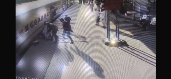 परभणी रेल्वे स्थानकावर RPF जवानाचे धाडस; प्रवाशाचा जीव वाचवला, सेलू येथे हरवलेली पर्सही परत