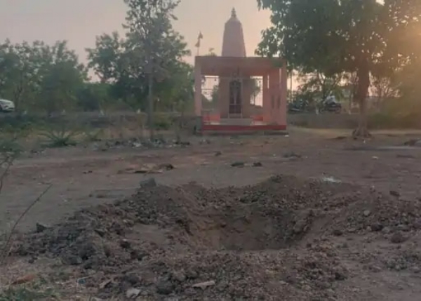 गुप्तधनाच्या लालसेपोटी मंदिर परिसरात खोदला खड्डा दहिगाव रेचा गावातील बंद साखर कारखाना परिसरातील घटना