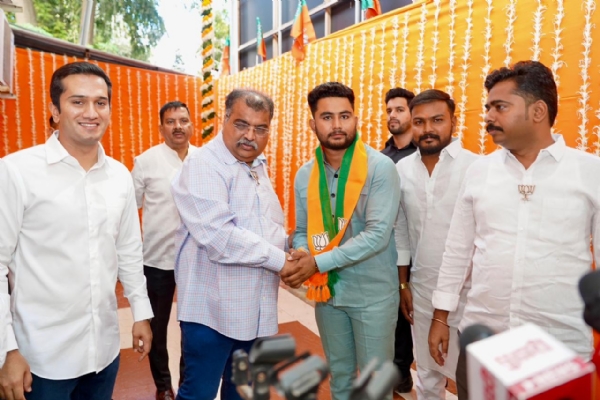 भाजपचे प्रदेशाध्यक्ष रवींद्र चव्हाण यांनी दौंडकर यांना पक्षाचा स्कार्फ देऊन, त्यांचे स्वागत केले भाजपचे प्रदेशाध्यक्ष रवींद्र चव्हाण यांनी दौंडकर यांना पक्षाचा स्कार्फ देऊन, त्यांचे स्वागत केले