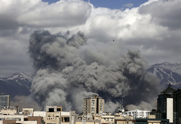 अमेरिका-इस्रायलचे इराणवर संयुक्त हल्ले; खार्ग बेट आणि महत्त्वाच्या पुलाला केले लक्ष्य अमेरिका-इस्रायलचे इराणवर संयुक्त हल्ले; खार्ग बेट आणि महत्त्वाच्या पुलाला केले लक्ष्य